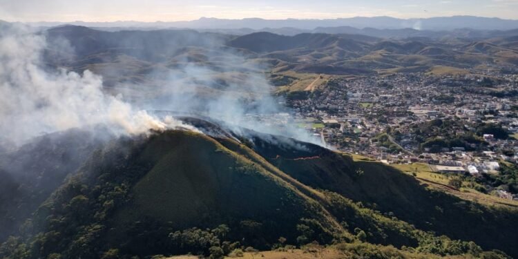 Incêndio atinge Serra dos Mascates, em Valença Incêndio atinge Serra dos Mascates, em Valença
