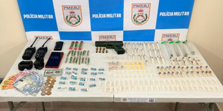 Dupla é presa por suspeita de tráfico de drogas em Volta Redonda Dupla é presa por suspeita de tráfico de drogas em Volta Redonda