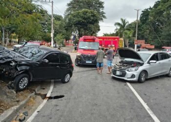 Acidente entre dois carros deixa duas pessoas feridas em Volta Redonda