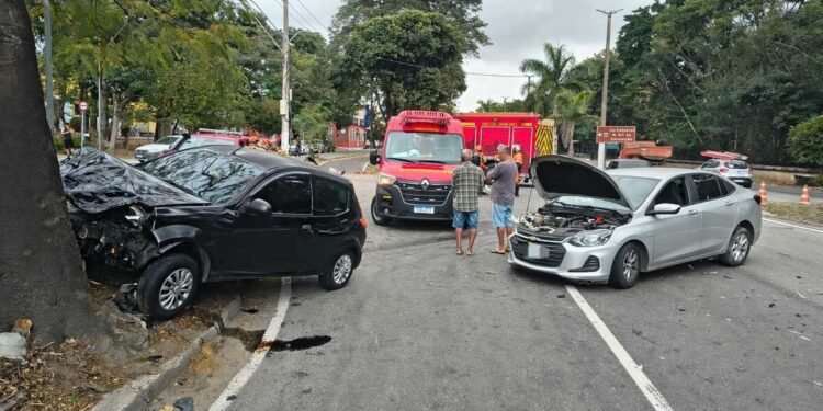 Acidente entre dois carros deixa duas pessoas feridas em Volta Redonda
