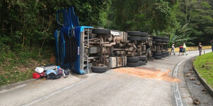 Carreta transportada com bebidas tomba na BR-116 e deixa trânsito em sistema de pare e siga em Guapimirim