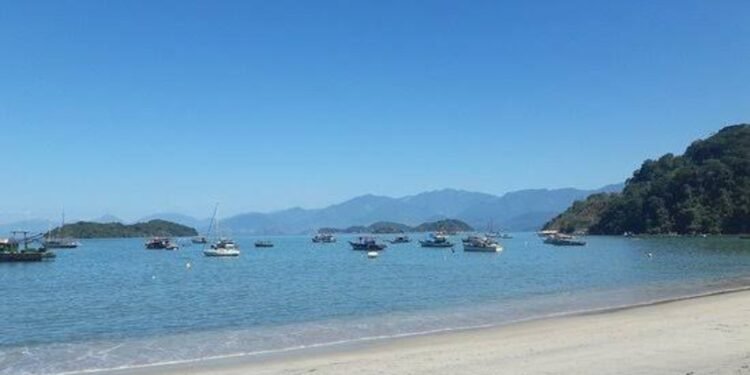 Pescador desaparece no mar durante ventania em Paraty Pescador desaparece no mar durante ventania em Paraty