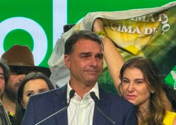 PL Lança Flávio Bolsonaro à Presidência em Convenção Marcada por Apoio Familiar e Participação Internacional
