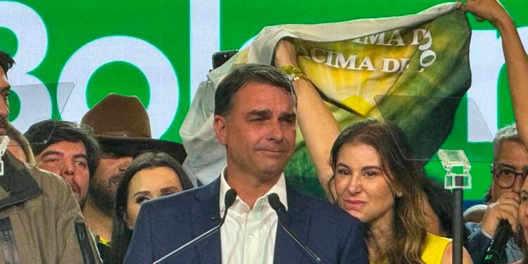 PL Lança Flávio Bolsonaro à Presidência em Convenção Marcada por Apoio Familiar e Participação Internacional