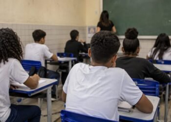 Ideb melhora, mas avanço é puxado pela alta aprovação nas escolas