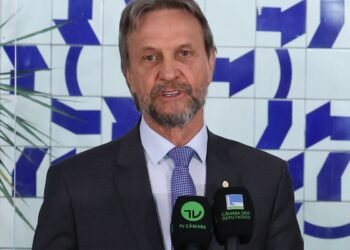Câmara adia votações após líder do PT passar mal; pauta econômica de combustíveis em destaque