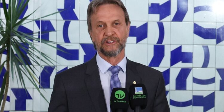 Câmara adia votações após líder do PT passar mal; pauta econômica de combustíveis em destaque