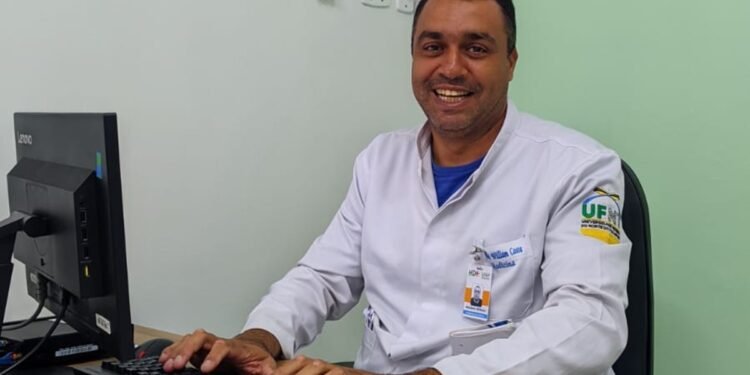Ex-detento inicia internato de Medicina em sua cidade natal após anos de estudo longe da família: ‘Atender como gostaria de ser atendido’