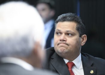 Cenário Político: Senado Avalia Poder sobre Ministro do STF e Prioridades da Agenda Governamental