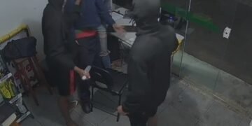 Trio armado com facão invade posto e ameaça frentistas em Teresópolis