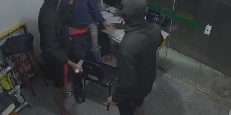 Trio armado com facão invade posto e ameaça frentistas em Teresópolis Trio armado com facão invade posto e ameaça frentistas em Teresópolis