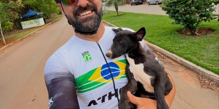 Ciclista de MG que deu água a cão abandonado encontrou tutor para o animal enquanto tomava café