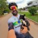 Ciclista de MG que deu água a cão abandonado encontrou tutor para o animal enquanto tomava café