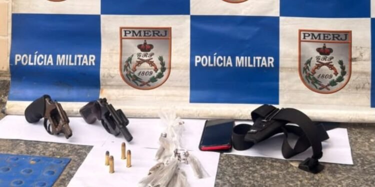 Homem é flagrado com dois revólveres no Itajurú, em Cabo Frio
