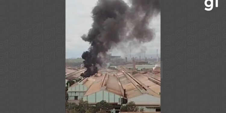VÍDEO: Incêndio na Usiminas provoca fumaça preta e chama atenção de moradores em Ipatinga