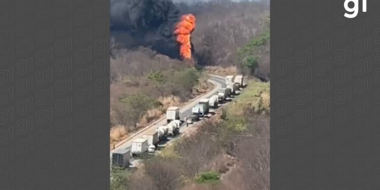 Carreta carregada de diesel pega fogo e bloqueia trânsito na BR-251 em Salinas; vídeo Carreta carregada de diesel pega fogo e bloqueia trânsito na BR-251 em Salinas; vídeo