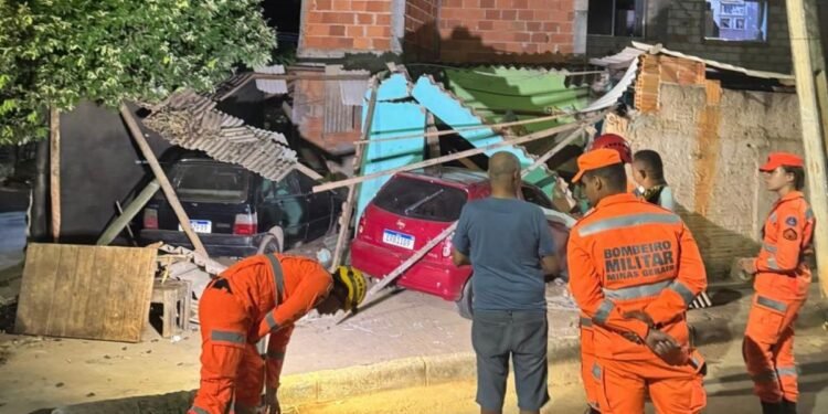 Batida de carro compromete estrutura de casa e mobiliza bombeiros em Montes Claros Batida de carro compromete estrutura de casa e mobiliza bombeiros em Montes Claros