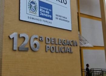 Menina de 10 anos é esfaqueada ao tentar proteger a mãe atacada pelo ex enquanto dormia, diz polícia