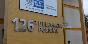 Menina de 10 anos é esfaqueada ao tentar proteger a mãe atacada pelo ex enquanto dormia, diz polícia