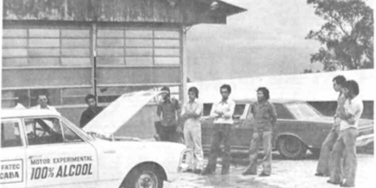 Sem financiamento e com desempenho de motor a gasolina: como estudantes criaram primeiro carro ‘100% álcool’ no Brasil