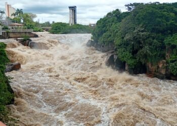 Rio Tietê atinge mais que o dobro do volume normal e prefeitura interdita rua em Salto