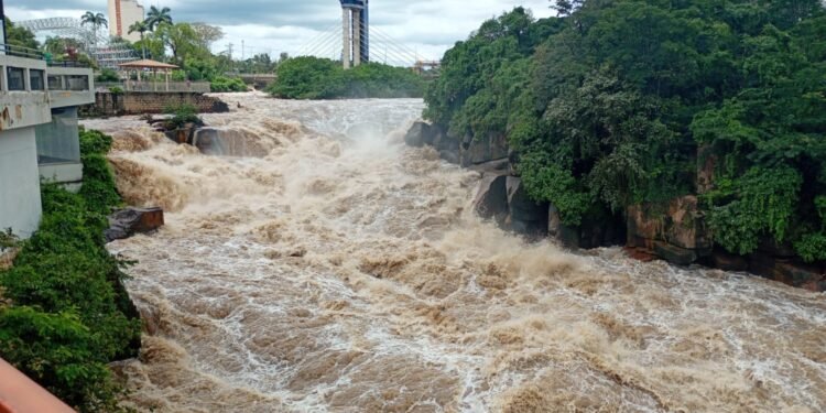Rio Tietê atinge mais que o dobro do volume normal e prefeitura interdita rua em Salto Rio Tietê atinge mais que o dobro do volume normal e prefeitura interdita rua em Salto
