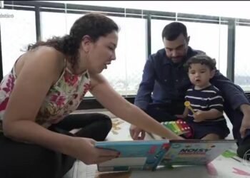 ‘É como se ele tivesse nascido de novo’: menino com surdez rara escuta pela 1ª vez após tratamento inédito; VÍDEO ‘É como se ele tivesse nascido de novo’: menino com surdez rara escuta pela 1ª vez após tratamento inédito; VÍDEO
