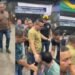 Jornalistas são agredidos ao apurar denúncia de recusa de passagens gratuitas para eleitores em Belém Jornalistas são agredidos ao apurar denúncia de recusa de passagens gratuitas para eleitores em Belém