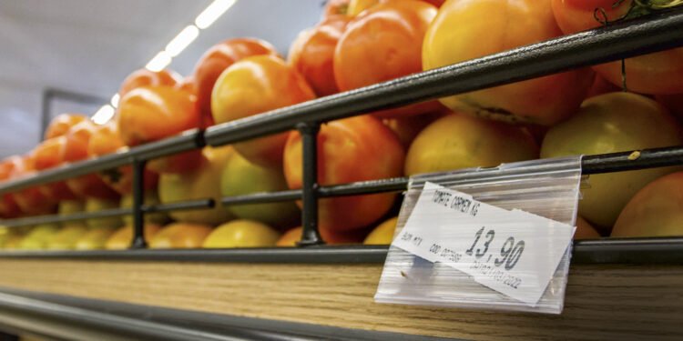 IPCA desacelera para 0,32% em outubro, mas alimentos ficam mais caros IPCA desacelera para 0,32% em outubro, mas alimentos ficam mais caros