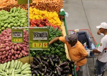 Fim da escala 6×1: mercados avaliam fechar aos domingos no RS, diz entidade do setor