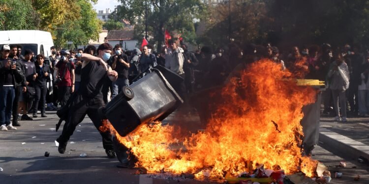 França tem novos protestos neste sábado após um mês de manifestações; Governo mobiliza 70 mil agentes França tem novos protestos neste sábado após um mês de manifestações; Governo mobiliza 70 mil agentes
