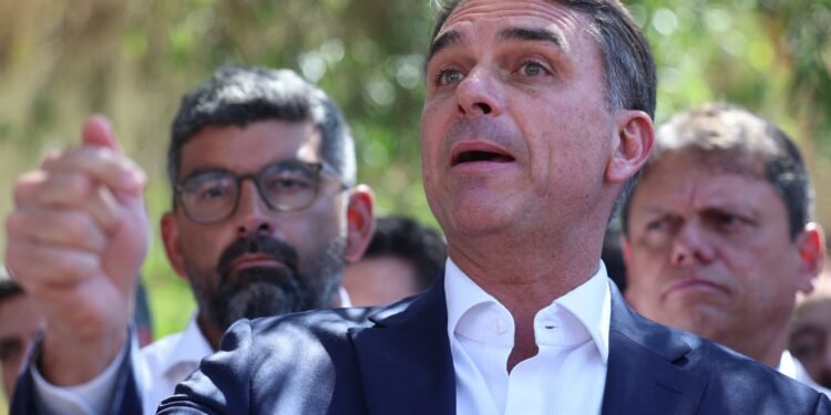 Veja vereadores que votaram a favor e contra entrega de título de cidadão soteropolitano a Flávio Bolsonaro