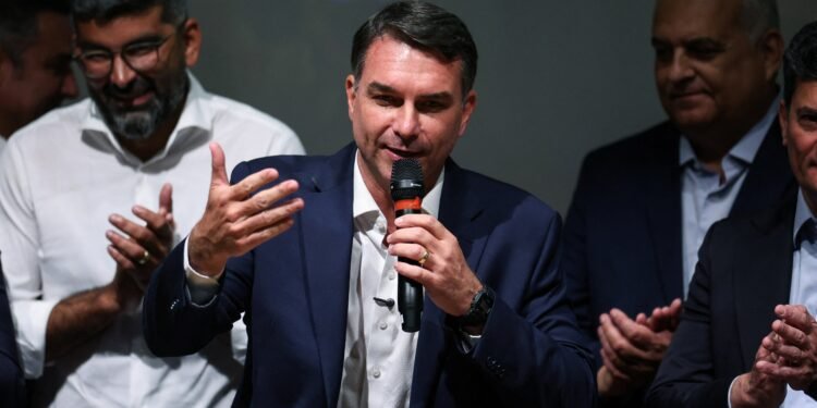 Interlocutores de Flávio Bolsonaro procuram Gilmar Mendes e discutem relação com STF em caso de vitória Interlocutores de Flávio Bolsonaro procuram Gilmar Mendes e discutem relação com STF em caso de vitória
