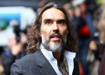 Julgamento de Russell Brand: veja os principais depoimentos das mulheres que acusam o ator Julgamento de Russell Brand: veja os principais depoimentos das mulheres que acusam o ator