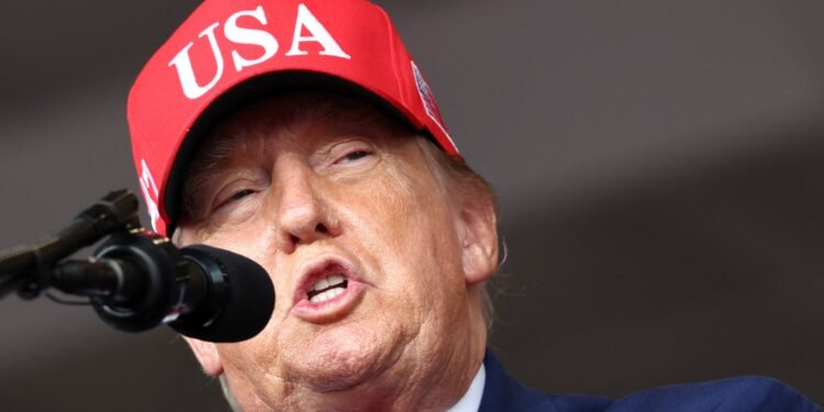 Trump diz que a França ‘está em chamas’ e ‘destruída’ pela imigração
