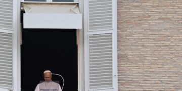 Papa Leão XIV conduz oração no Vaticano um dia após deixar hospital e diz que vai retomar suas atividades