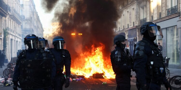 França registra novos confrontos em Paris após dia de protestos
