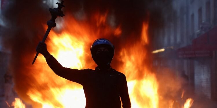 Primeiro-ministro francês culpa grupos de extrema-esquerda por ‘plano insurrecional’ nos distúrbios do fim de semana Primeiro-ministro francês culpa grupos de extrema-esquerda por ‘plano insurrecional’ nos distúrbios do fim de semana