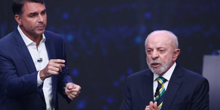 Lula expôs Flávio em casos de corrupção, e senador acertou ao deixar petista ‘visivelmente irritado’, avaliam aliados