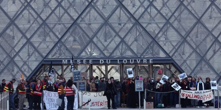 Museu do Louvre tem acesso bloqueado por protesto de estudantes