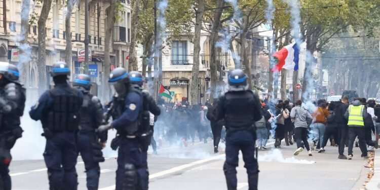 Protestos na França: polícia usa gás lacrimogêneo em Lyon e Pau; VÍDEO