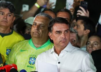 Mesmo derrotado, Flávio Bolsonaro venceu com folga em alguns países do exterior; veja quais