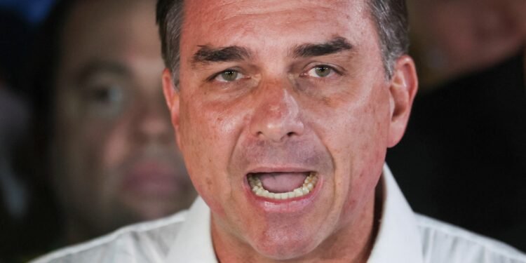 Flávio Bolsonaro chega aos EUA, diz BBC