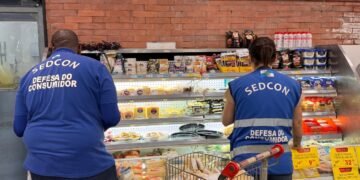 Sedcon e Procon-RJ descartam mais de 1 tonelada de alimentos irregulares em supermercados em três cidades do RJ Sedcon e Procon-RJ descartam mais de 1 tonelada de alimentos irregulares em supermercados em três cidades do RJ