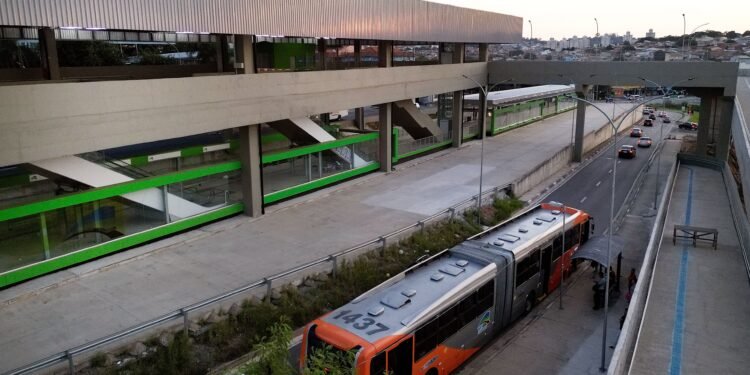Paralisação por atraso em salários tira parte dos ônibus de circulação em Campinas Paralisação por atraso em salários tira parte dos ônibus de circulação em Campinas