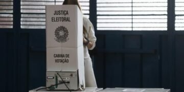 Balanço parcial aponta seis ocorrências de eleitores com celular na cabine de votação em MG, diz TRE