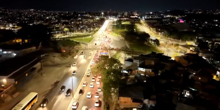 Acidente com carro capotado causa lentidão no Anel Rodoviário de BH na volta do feriadão