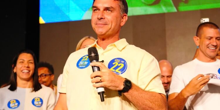 Flávio Bolsonaro se reúne com prefeitos de SP e orienta campanha nas cidades: ‘Não podemos baixar a guarda’ Flávio Bolsonaro se reúne com prefeitos de SP e orienta campanha nas cidades: ‘Não podemos baixar a guarda’
