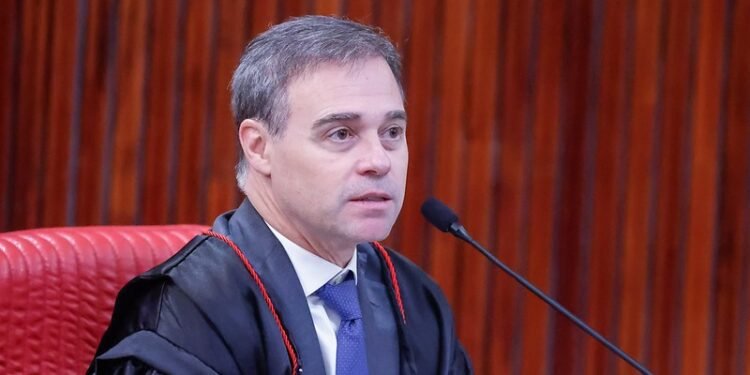 Mendonça manda excluir vídeo do PT que associava Flávio a suspeitos de crimes contra mulheres Mendonça manda excluir vídeo do PT que associava Flávio a suspeitos de crimes contra mulheres