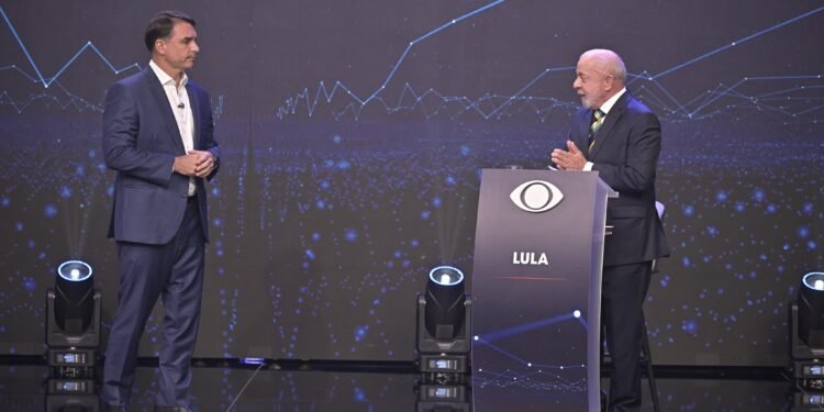 Gate é acionado para checar carro de Flávio Bolsonaro após suspeita de bomba durante debate na Band Gate é acionado para checar carro de Flávio Bolsonaro após suspeita de bomba durante debate na Band
